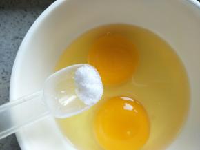 鸡蛋加入少许盐打散