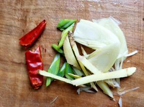 葱姜辣椒切碎备用