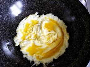 锅内热油，放入鸡蛋炒至凝固盛出