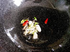 锅内留少量油，放入葱姜辣椒爆香