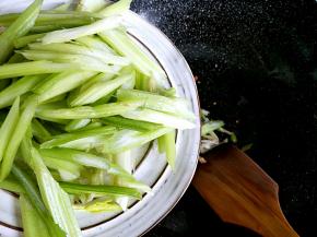 放入芹菜进行翻炒