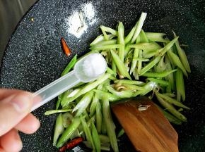 放入盐进行调味