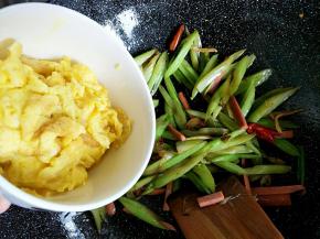 芹菜变色以后放入火腿和和鸡蛋翻炒