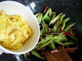 芹菜变色以后放入火腿和和鸡蛋翻炒