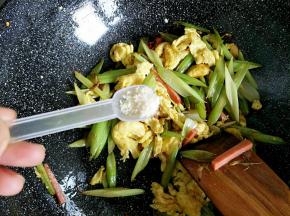 出锅前加入鸡精