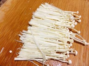 金针菇洗净掰开。