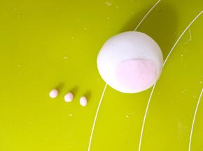 再取一小块粉色面团，分搓成3个小球球