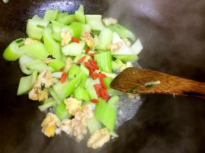 最后放入枸杞子翻炒约一分钟关火