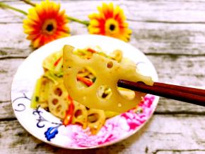 先来一片藕吧，脆脆的特别好吃哦