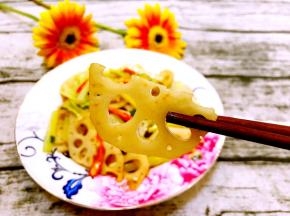 先来一片藕吧，脆脆的特别好吃哦