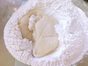 将煮过的糯米面团倒入剩下的糯米粉中，这样揉出来的面团特别Q弹，更好吃