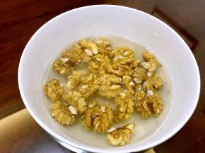 核桃仁开水浸泡一会儿