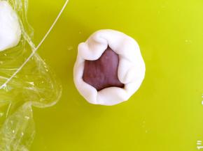 包裹上香芋馅，收好收口，再用手掌搓圆