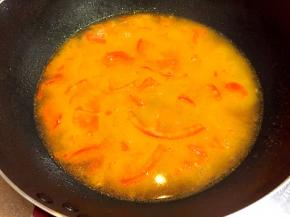 加入适量清水煮开后转小火煮10分钟。