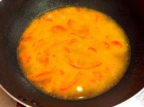 加入适量清水煮开后转小火煮10分钟。