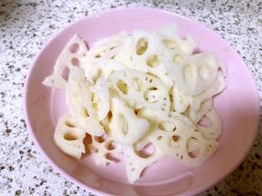 切成半月形薄片