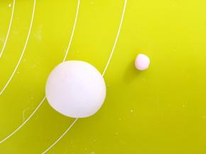 取一小块粉色面团搓圆