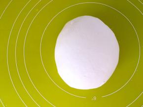 之后倒在揉面垫上揉均匀，揉面的时候面团比较粘手，证明面团中水份有点多，可以少加点干粉