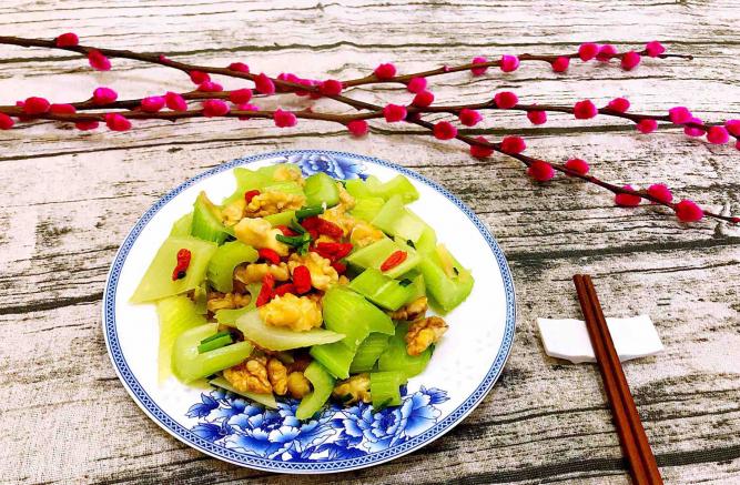 核桃仁炒西芹