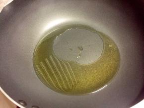 热锅倒油烧至八成热。