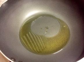 热锅倒油烧至八成热。