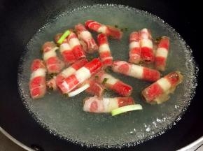 水开后放入肥牛煮变色捞出。过程要快。