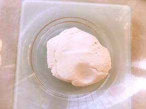 取30克糯米粉，加20克温水和成面团