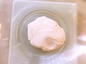 取30克糯米粉，加20克温水和成面团