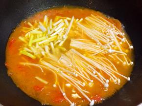 接着放入韭黄和金针菇煮开。