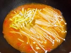 接着放入韭黄和金针菇煮开。