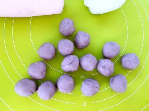 取270克香芋馅，分成30等份，剩下的香芋馅可以冰箱冷藏做别的吃的