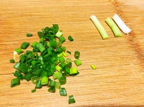 小葱洗净切段，葱头和叶子分开。