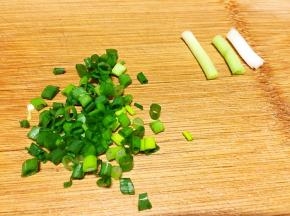 小葱洗净切段，葱头和叶子分开。