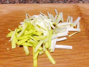 将韭黄洗净切段。