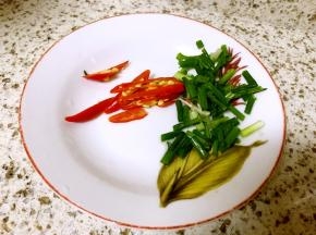小葱和辣椒洗净切好备用