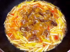 接着放入肥牛和适量盐大火煮开，迅速关火。