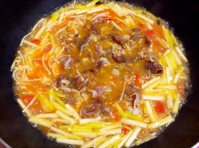 接着放入肥牛和适量盐大火煮开，迅速关火。