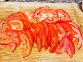 番茄洗净切片。