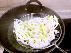 焯水约一两分钟捞出沥干水分