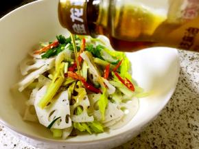 放入碗中，加入葱辣椒，再加入生抽，盐和麻油，拌匀