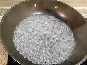 锅里放入适量水烧开