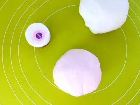 取一部分面团加入粉色色膏，揉成嫩嫩的肉粉色