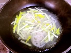 放入藕片和西芹焯水