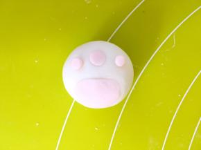 之后压扁，分别黏在粉色面团上面，这样一个小猫爪就做好啦