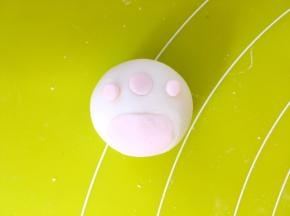 之后压扁，分别黏在粉色面团上面，这样一个小猫爪就做好啦