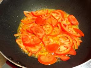 倒入番茄炒至软烂。