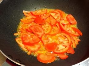 倒入番茄炒至软烂。