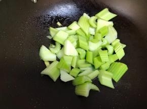 放入西芹翻炒