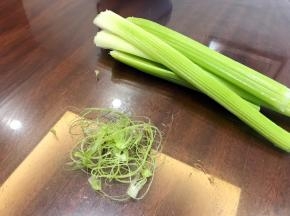 泡核桃仁的时候，西芹去除老筋