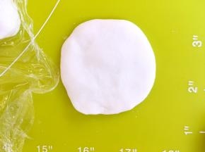 取一份面团，用手掌搓圆，之后压扁